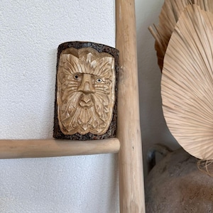 Hand-Carved Green Man Wood Wall Art – Rustic Tree Spirit Decor – Natural Bark Face Sculpture