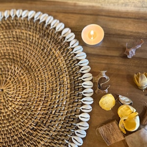 Mantel individual de ratán hecho a mano con conchas marinas - Decoración de mesa bohemia natural - Mantel decorativo con temática de playa costera