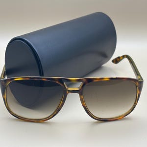Gucci GG1018/S 791CC Sunglasses – Vintage Tortoiseshell Frame – Gradient Lenses – Made in Italy – Chic and Trendy – Case Included