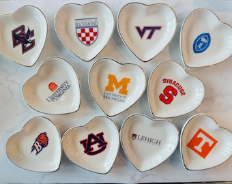 College-Logo-Ring-Teller, Universitäts-Schmuckstück-Ring-Teller personalisiert, kundenspezifisches bestandenes Geschenk für sie Abschluss-Schulschmuck-Teller, Abnahmengeschenk