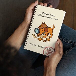 Carnet de notes pour chien de détective – « Notes officielles de détective » de Sherlock Bones | Cadeau drôle pour animal de compagnie | Journal A5 à pois | Journal de suivi des miettes