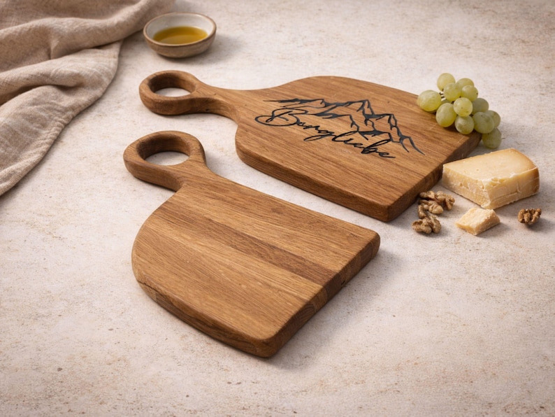 Juego de 2 tablas para servir de roble con motivo de montaña hechas de resina epoxi – hechas a mano – regalo especial