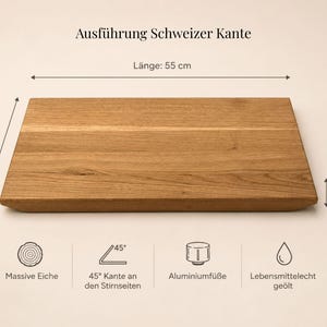 May include: A rectangular wooden cutting board with a natural grain finish. The board features a 45-degree Swiss edge design, measuring 55 cm in length, 31 cm in width, and 3.5 cm in thickness. Text includes Ausf&uuml;hrung Schweizer Kante, L&auml;nge, Breite, Materialst&auml;rke, Massive Eiche, 45&deg; Kante an den Stirnseiten, Aluminiumf&uuml;&szlig;e, and Lebensmittelecht ge&ouml;lt.