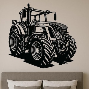 Puede incluir: Arte mural en blanco y negro de un tractor Fendt 724. El tractor se representa en una ilustración estilizada detallada, con neumáticos grandes y detalles mecánicos intrincados. La obra de arte está montada en una pared de tono neutro sobre una cama.