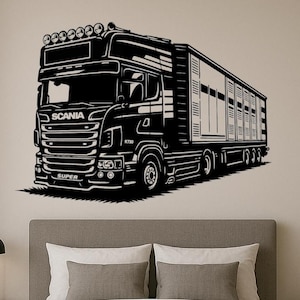 Op de afbeelding: Zwart-wit wandkunst van een Scania vrachtwagen met aanhanger. De vrachtwagen heeft de tekst "SCANIA" op de voorkant en "SUPER" eronder. De afbeelding toont een gedetailleerd ontwerp van de vrachtwagen.