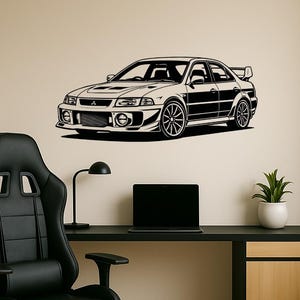 Puede incluir: Gráfico en blanco y negro de un coche deportivo en una pared. El coche tiene un alerón y llantas detalladas. Un escritorio negro, una silla y un portátil están en primer plano. Una pequeña planta en una maceta blanca está en el escritorio.