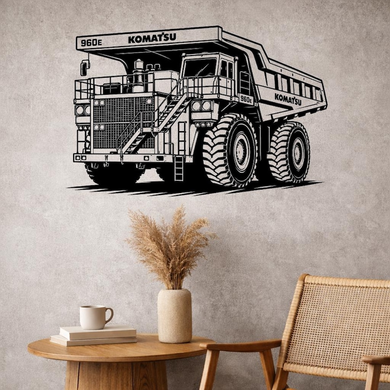 K&ouml;nnte beinhalten: Schwarz-Wei&szlig;-Illustration eines Komatsu 960E Muldenkippers. Das Bild zeigt die gro&szlig;en R&auml;der, die Kabine und das Komatsu-Logo. Die Grafik ist in einem detaillierten, technischen Stil gehalten, ideal f&uuml;r industrielle Umgebungen.