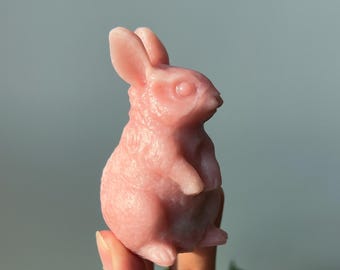 Met de hand gesneden roze opaal konijnbeeldje: sculptuur konijn van kristal