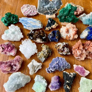 Op de afbeelding: Een set van drie keramische mokken met een gespikkelde, matte afwerking. De mokken zijn in crème, lichtgrijs en donkergrijs. Elke mok heeft een eenvoudig, minimalistisch ontwerp, perfect voor koffie of thee.