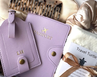 Puede incluir: Un conjunto de funda para pasaporte y etiqueta de equipaje en color lavanda con letras doradas LH, un peine de carey, un antifaz de satén color champán, un coletero a juego y una tarjeta blanca Travel Turtle con lazo marrón en una caja.
