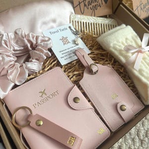 Set regalo da viaggio personalizzato / Portapassaporto personalizzato / Regalo per damigella d'onore, addio al nubilato, matrimonio, festa / Scatola regalo per lei o per lui / Scatola da viaggio