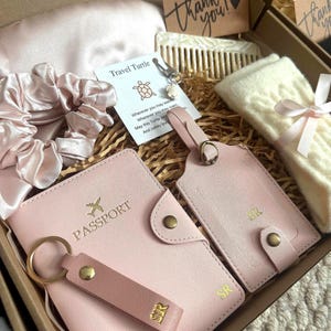 Personalised Travel Gift Set | Custom Passport Holder | Bridesmaid, Hen Party, Wedding, Holiday Gift | Gift Box for Her or Him | Travel Box