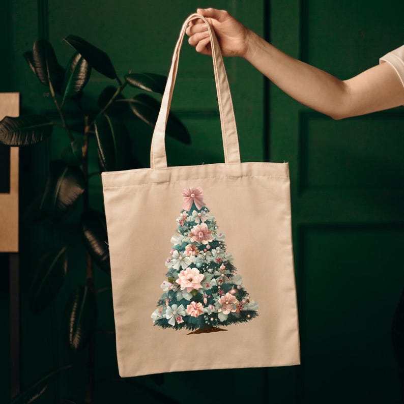 Pode incluir: Uma sacola bege com um design de &aacute;rvore de Natal. A &aacute;rvore &eacute; decorada com flores rosa, la&ccedil;os azuis e detalhes brancos. Um la&ccedil;o rosa est&aacute; no topo. A sacola &eacute; segurada por uma pessoa.