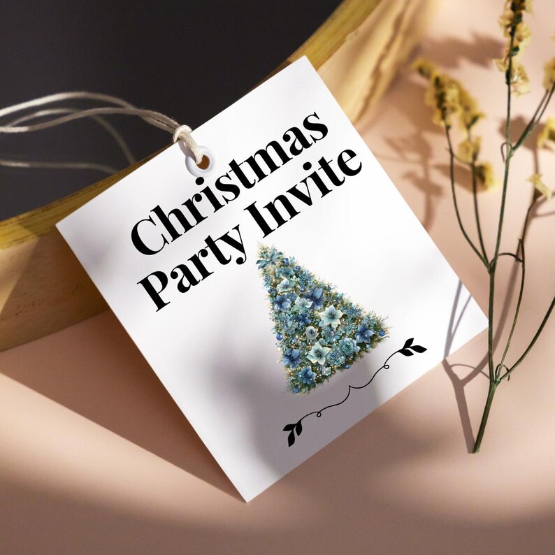 Pode incluir: Etiqueta branca de convite para a festa de Natal com texto preto e um desenho floral de &aacute;rvore de Natal em tons de azul. A etiqueta &eacute; presa com um fio branco.