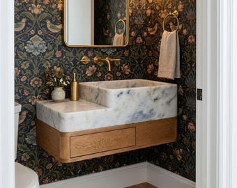 Handgemaakte wastafel van gezoet Carrara-marmer met massief houten onderkast voor een badkamer op maat.