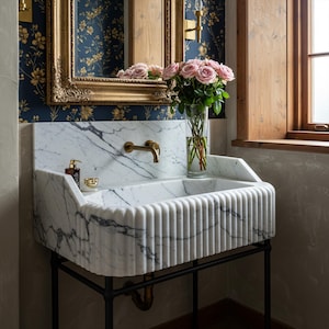 Carrara Elegance Lavabo in Marmo Scanalato – Elemento di Lusso per il Bagno