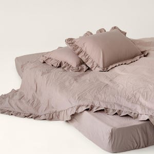 Juego de cama de algodón lavado beige, textura suave y arrugada, estilo bohemio natural, disponible en tamaños individual, matrimonial, queen y king.