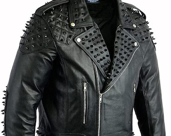 Può includere: Giacca in pelle nera con cerniera argentata e dettagli borchiati. La giacca presenta un design trapuntato sulle spalle e più file di borchie su colletto, spalle e maniche. Un classico stile biker.