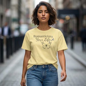 Maglietta con scritta "Romanticize Your Life" e farfalla / Maglietta Boxy