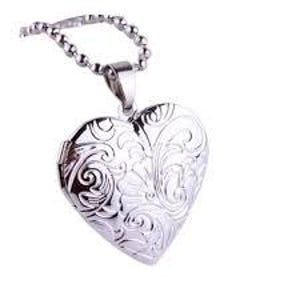 Puede incluir: Colgante de medallón plateado en forma de corazón con un diseño floral ornamental y arremolinado. El medallón cuelga de una cadena de cuentas. El colgante mide aproximadamente 3,2 cm de largo y ancho.