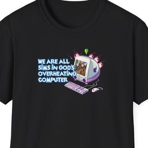Camiseta existencial engraçada - Sims no computador superaquecido de Deus (iMac)