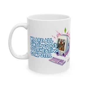 Può includere: Tazza in ceramica bianca con un design umoristico. La tazza presenta il testo "WE ARE ALL SIMS IN GOD'S OVERHEATING COMPUTER" in blu, insieme a un computer e una tastiera a cartoni animati. Lo schermo del computer mostra una scena di videogioco.