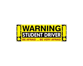 Könnte beinhalten: Ein gelbes und schwarzes Warnschild mit dem Text "WARNING STUDENT DRIVER BE AFRAID... BE VERY AFRAID".
