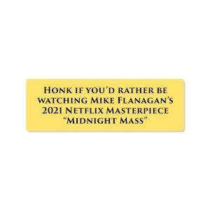 Peut inclure: Autocollant jaune avec du texte noir qui dit "HONK IF YOU'D RATHER BE WATCHING MIKE FLANAGAN'S 2021 NETFLIX MASTERPIECE "MIDNIGHT MASS""