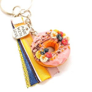 Donut-Schlüsselanhänger „Waldfrüchte“ – Blaubeeren, Bananen und Zitrone aus Polymerclay – Handgefertigt