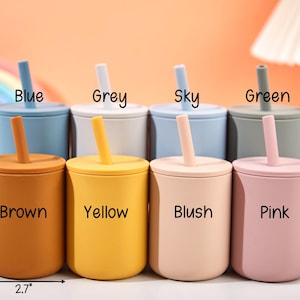 Puede incluir: Un conjunto de ocho vasos de silicona de colores con tapas y pajitas. Los vasos son de color azul, gris, celeste, verde, marr&oacute;n, amarillo, rubor y rosa. Cada vaso mide aproximadamente 9,5 cm de alto y 6,9 cm de ancho.