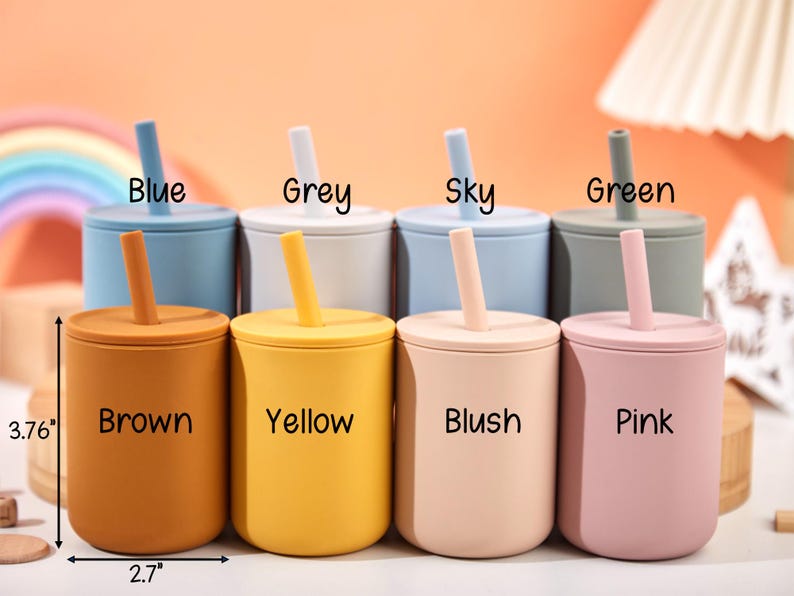 Puede incluir: Un conjunto de ocho vasos de silicona de colores con tapas y pajitas. Los vasos son de color azul, gris, celeste, verde, marr&oacute;n, amarillo, rubor y rosa. Cada vaso mide aproximadamente 9,5 cm de alto y 6,9 cm de ancho.