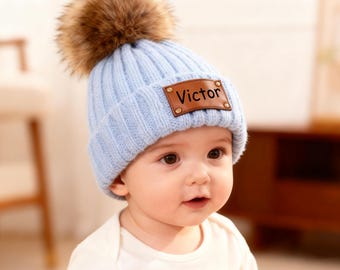 Gorro de bebé personalizado: gorro de lana con pompón y parche de cuero grabado