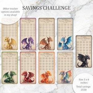 Puede incluir: Un conjunto de tarjetas de desafío de ahorro con temática de dragones. Cada tarjeta presenta un dragón de diferente color y un rastreador de ahorro. Las tarjetas miden 7,6 x 15,2 cm y tienen un ahorro total de 2550.