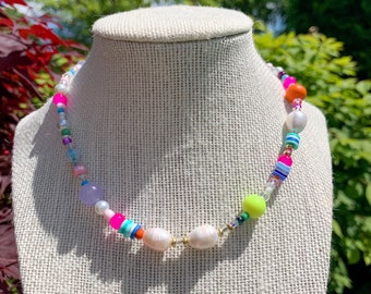 Trendy beaded necklace, Martha Calvo inspired necklace, Trendy necklace, necklace with pearls and beads