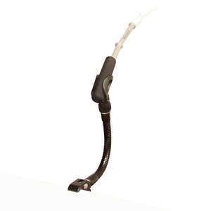 Puede incluir: Un soporte de escritorio flexible de cuello de cisne negro con una base de abrazadera y un soporte de teléfono negro y plateado.