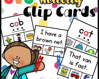 Puede incluir: Tarjetas de actividades CVC educativas coloridas con ilustraciones y texto. La imagen incluye tarjetas con palabras como "cob" y "cat", junto con imágenes correspondientes. Un personaje de dibujos animados sostiene una pinza.