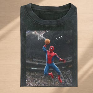 Camiseta de baloncesto Comfort Colors Spider-Man, camiseta deportiva de superhéroes con estampado gráfico, camiseta vintage de Marvel, camiseta vintage con estampado de araña, regalo para él. imagen 1