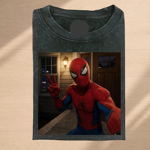 Spider-Man Selfie Comfort Colors Shirt, Vintage Marvel Tee, Aesthetic Superhero Graphic Top, Retro Spider Man Fan Gift, Streetwear bild 1