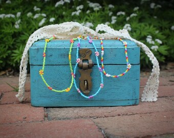 Daisy Chain Beaded Necklace: Flower Power Choker
