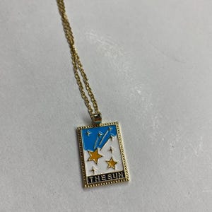 Collar con la carta del Tarot del Sol / Dije de esmalte chapado en oro / Joyería espiritual celestial / Delicado regalo astrológico para ella