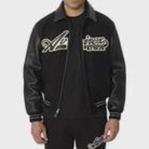 K&ouml;nnte beinhalten: Eine schwarze College-Jacke mit langen schwarzen &Auml;rmeln, einem spitzen Kragen und einem Frontrei&szlig;verschluss. Auf der Brust befindet sich der wei&szlig; gestickte Schriftzug Aeropostale. Die &Auml;rmelb&uuml;ndchen und der Saum sind mit schwarz-wei&szlig; gestreift.