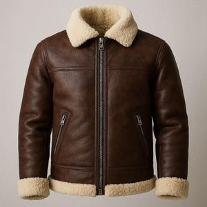 Pode incluir: Casaco de couro castanho com gola e forro de pele de ovelha creme. O casaco apresenta fecho de correr frontal, dois bolsos com fecho e punhos de pele de ovelha. Uma peça de roupa exterior clássica.