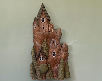 Cliffside Fairy Cottage - Handgeschnitztes Fantasy-Baumhaus Wandkunst | Skurrile Berghütte Skulptur | Unikat Wald Dekor