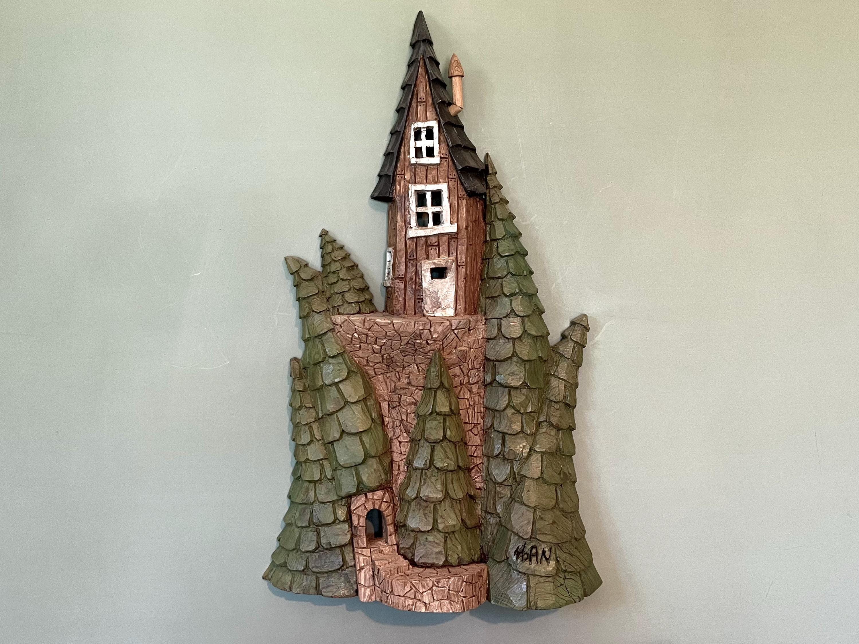 Feenhaus-Wandkunst – bemalte Holzskulptur mit Bäumen & Steinturm – einzigartiges Walddekor