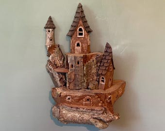 Das Schloss der Verzauberten Rinde – Handgeschnitzte Baumhaus-Wandskulptur | Rustikales Feendorf mit Turm | Einzigartige Woodland Wall Art