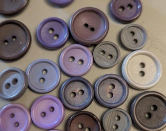 22 vintage Knöpfe mit 2 Nählöchern, verschiedene Größen und Schattierungen von Lila