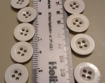 19 x 22 mm vita, lätt välvda knappar med 4 syhål