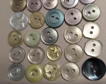 30 blandade små genomskinliga gröna knappar med 2 syhål