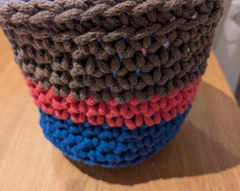 virkade korgar i olika storlekar handgjorda i ljusa färger