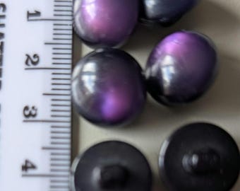 6 x 19 mm nyanser av lila glänsande knappar i plast med skaft, mycket fina
